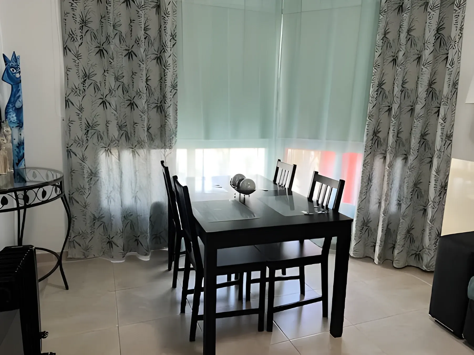 Comedor con mesa junto al ventanal