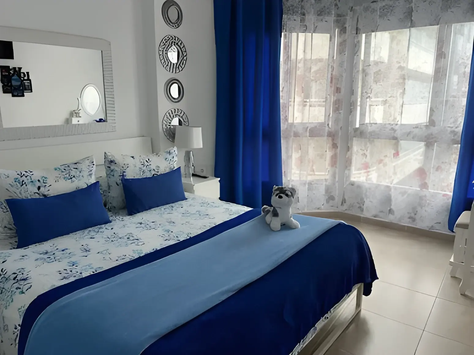Dormitorio principal con cama de matrimonio