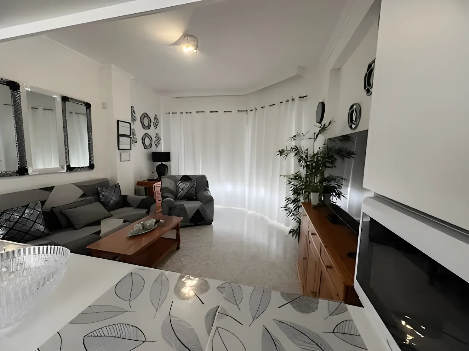 Salón luminoso con sofás y zona de estar