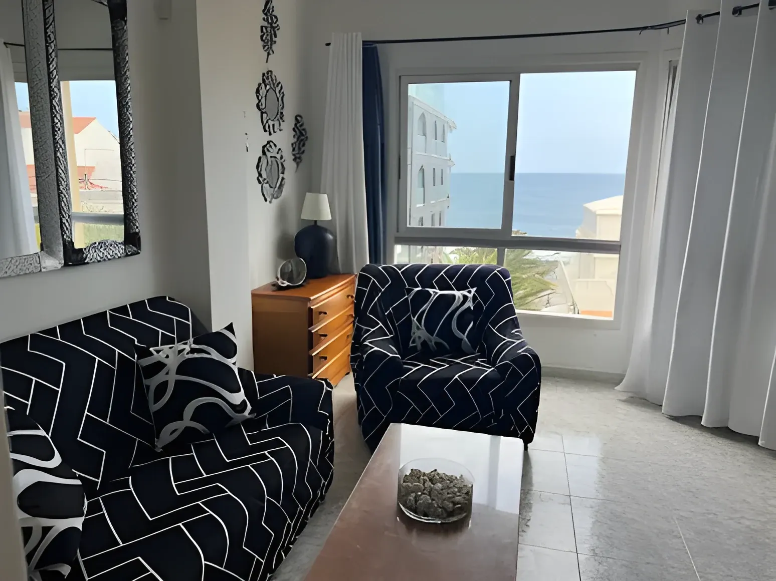 Salón con butacas y vistas al océano